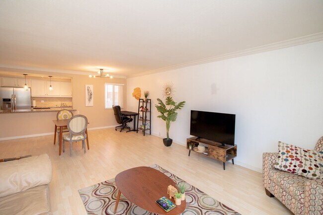 Foto del edificio - Beautiful 2 Bed/2 Bath With Community Pool...