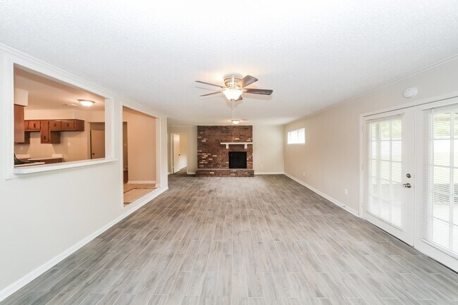 Building Photo - 3045 Beauchamp Dr