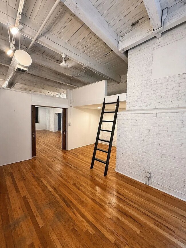 Foto del edificio - 312 N May St
