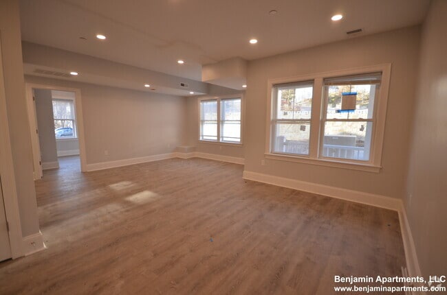 Building Photo - 128 Kenrick St