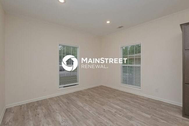 Building Photo - 4 Bedroom Pet-Friendly Home in St. Petersb...