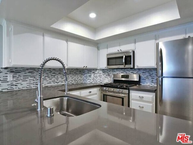 Foto del edificio - 1242 McClellan Dr