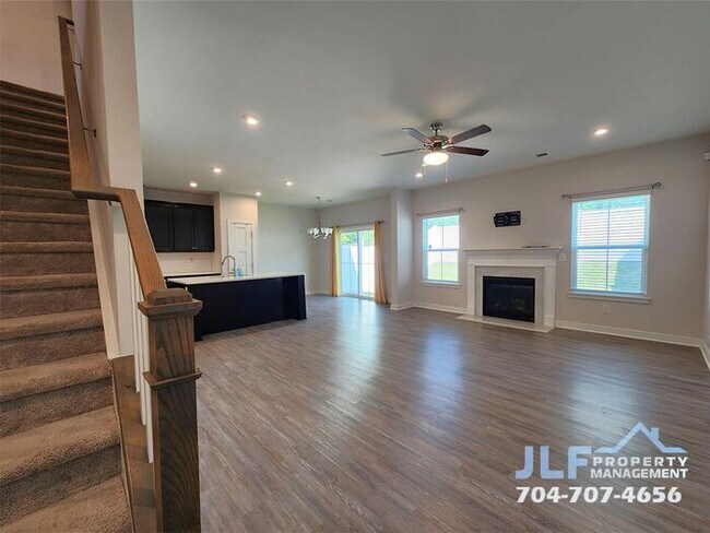 Foto del edificio - Beautiful 3 Bed/2.5 Bath Townhome in Excel...