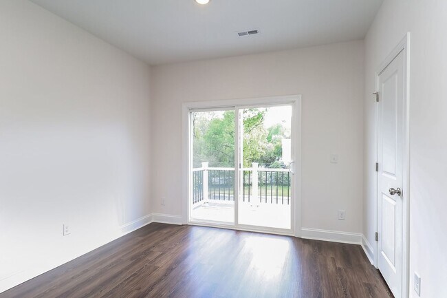 Foto del edificio - 3-Bedroom, 3.5 Bath Townhome for Rent in Charlotte, NC | Attached Garage & Modern Kitchen
