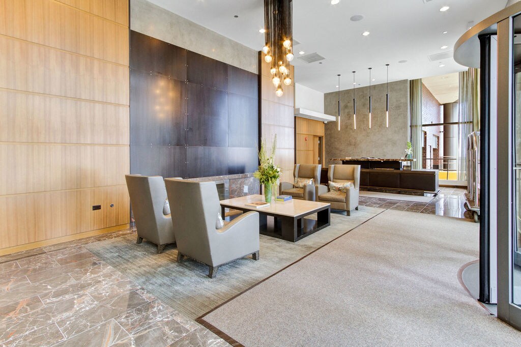 Foto principal - 450 E Waterside Dr