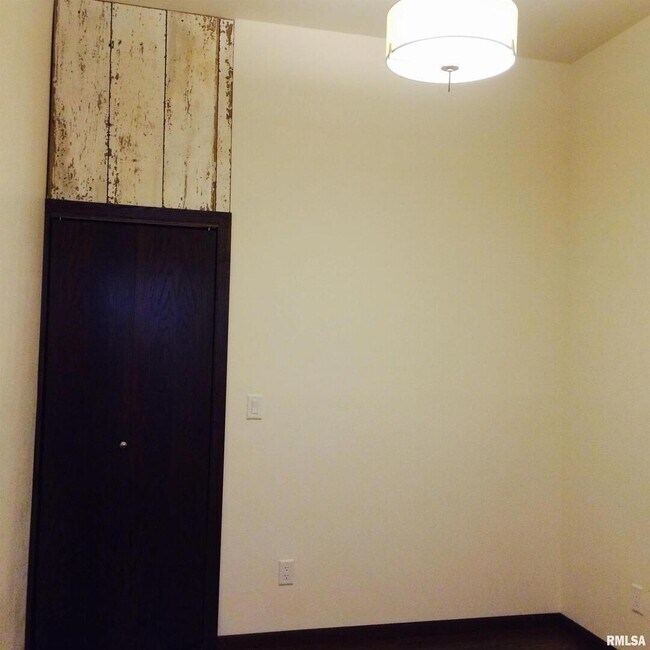 Foto del edificio - 106 N Main St