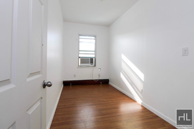 Building Photo - 4 Bedroom On 5th In Park Slope!