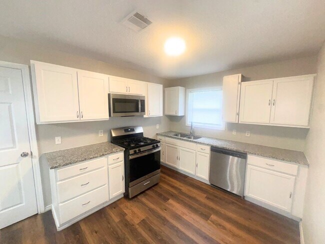 Building Photo - 8238 Homewood Ln