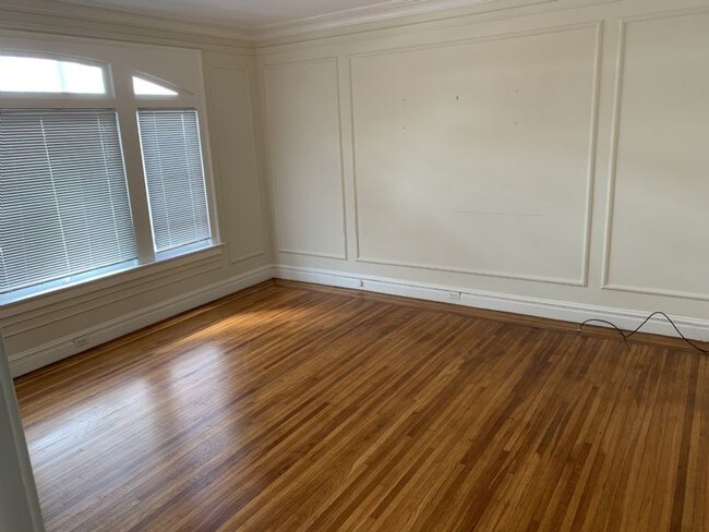 Building Photo - Large remodeled eat in kitchen
