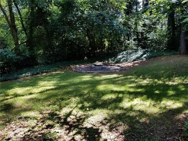 Foto del edificio - 1869 N Druid Hills Rd