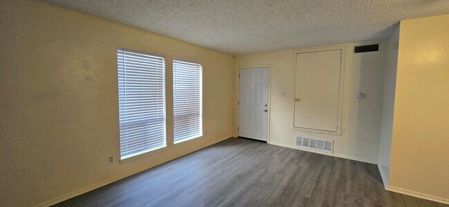Foto del edificio - AVAILABLE NOW! 2 Bed / 1.5 Bath Townhome in Longview!