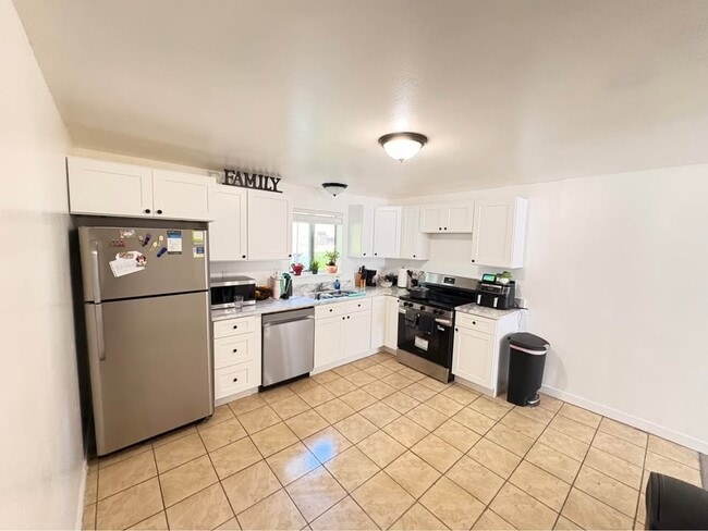 Building Photo - 974 W 600 S