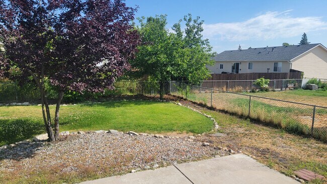 Building Photo - * MOVE IN SPECIAL* 1/2 OFF 1st FULL MONTH'...