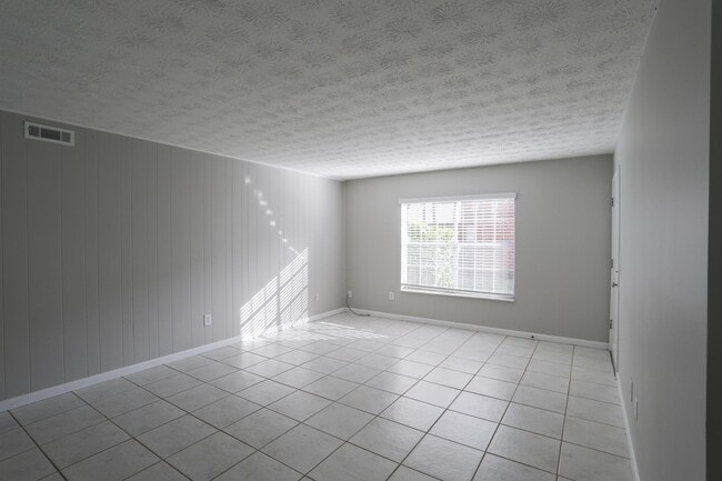 Foto del edificio - 5325 Hansel Ave