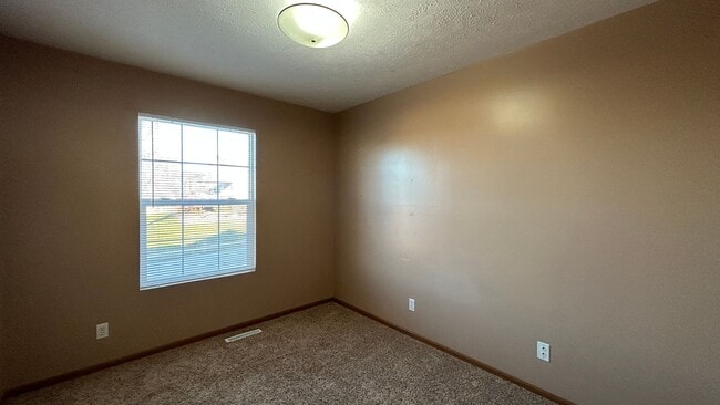 Building Photo - 3 bedroom house with large fenced in yard