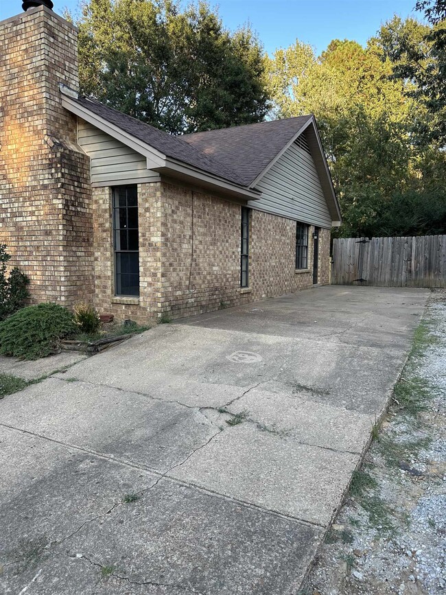 Building Photo - 1138 Greenview Rd
