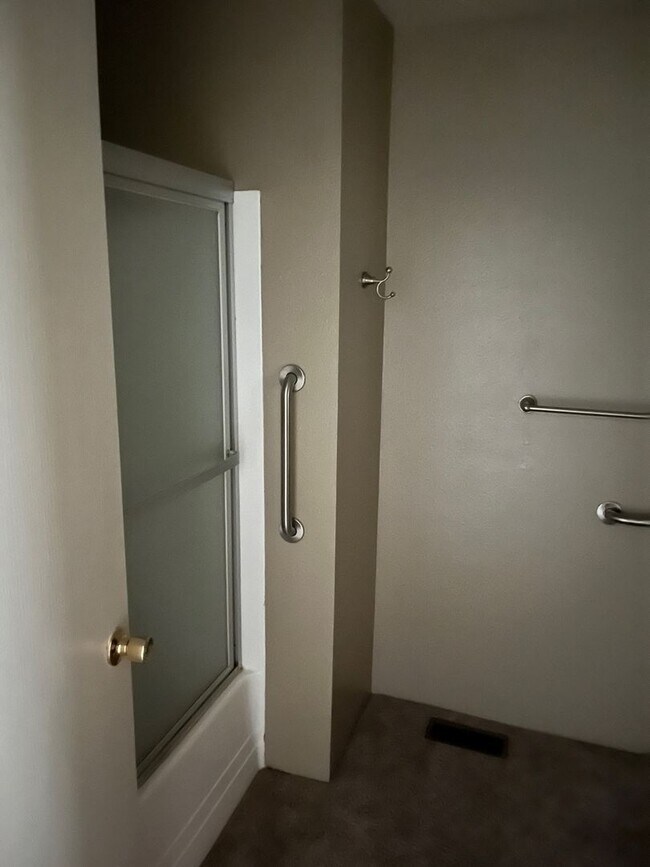 Building Photo - Nice 3 BR 2 BA Home in Suburbs!