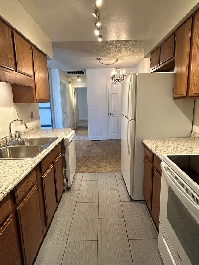 Building Photo - $1450 2 Bedroom/1 Bathroom Townhome Ready ...