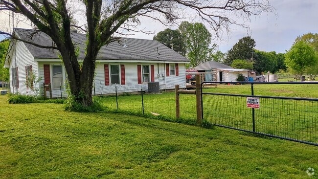 Building Photo - 210 Tatertown Rd