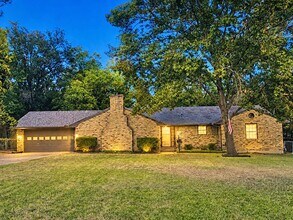 Building Photo - 2710 Crestwood Pl