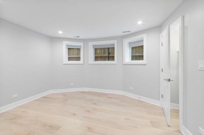 Building Photo - 935 W Winona St