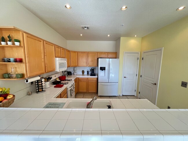 Building Photo - Summerlin Fully Furnished Condo on Golf Co...