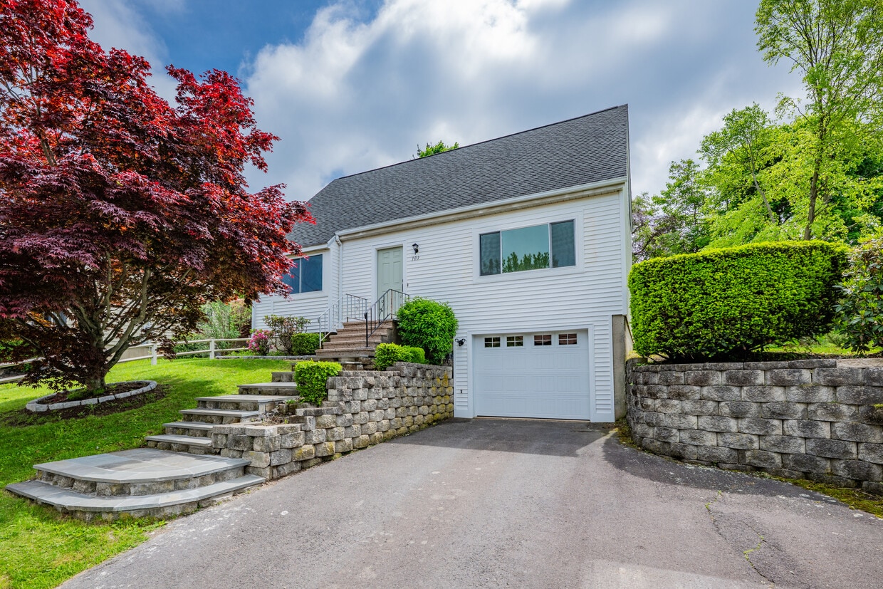 Primary Photo - 103 Sprucedale Dr