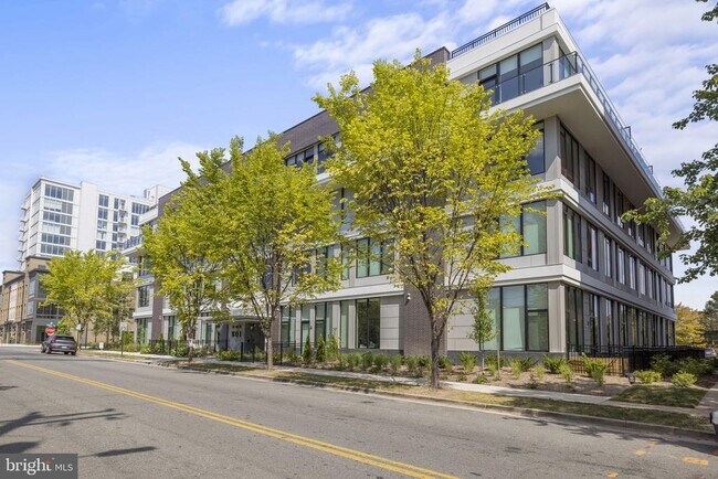 Foto del edificio - 801 S Fairfax St
