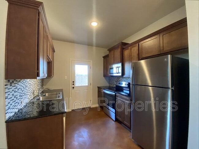 Building Photo - 208A Juniper Dr