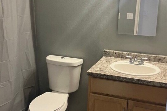 Baños bonitos. Unidades en proceso de renovación. - Villa Granada Apartments