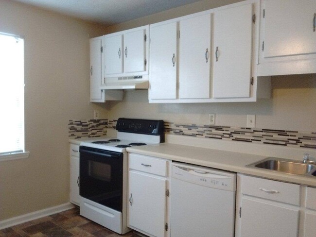 Townhouse Kitchen - white - Willow Way Apartments