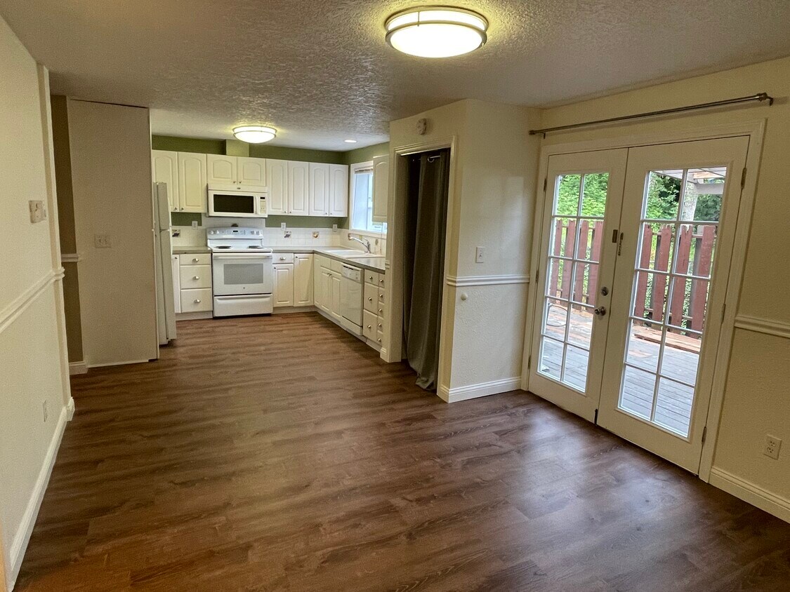 Kitchen and Dining area - 4368 Imperial Dr