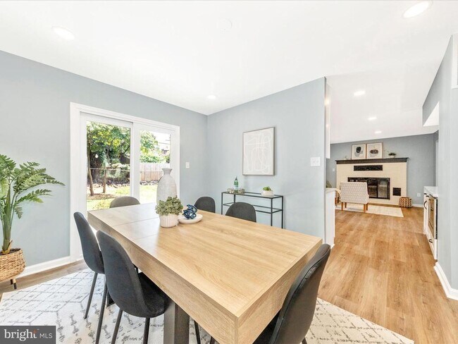 Building Photo - 1305 Peachtree Ct