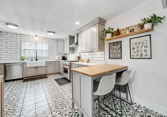 Building Photo - 6241 Rolfe Ave