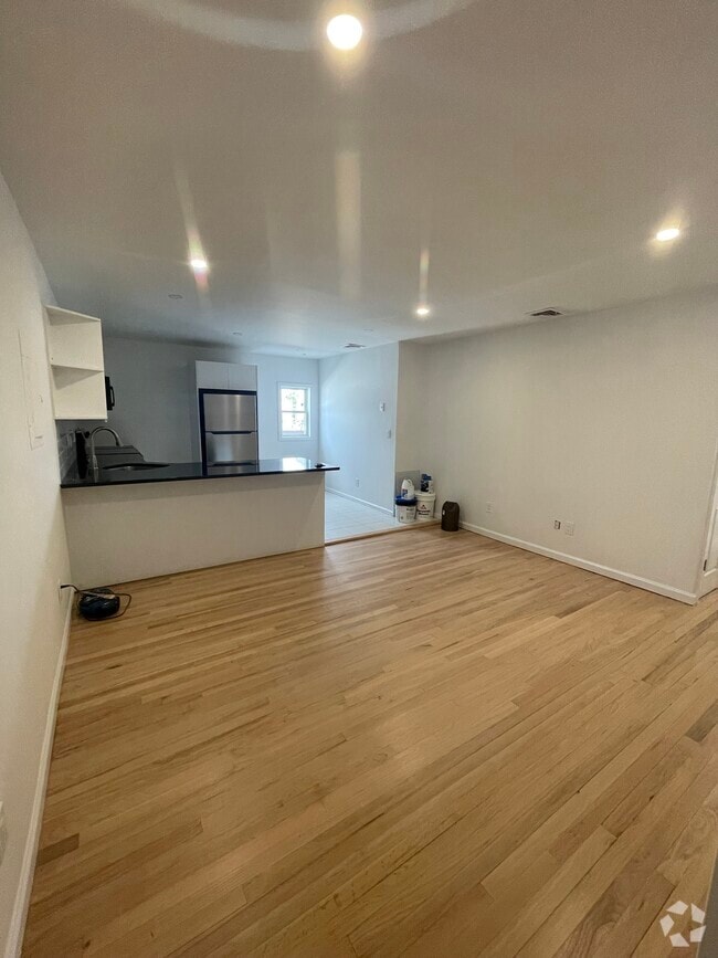 Building Photo - 2572 Merrick Rd