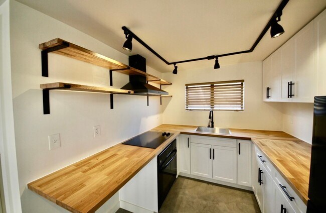 Building Photo - ALL INCLUSIVE QUAINT HISTORIC STUDIO IN TH...