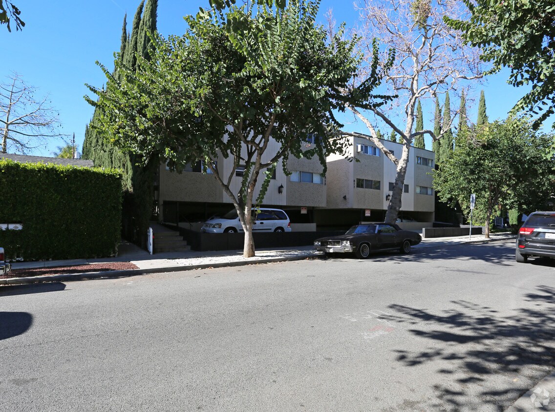 Primary Photo - 813-817 Westbourne Dr