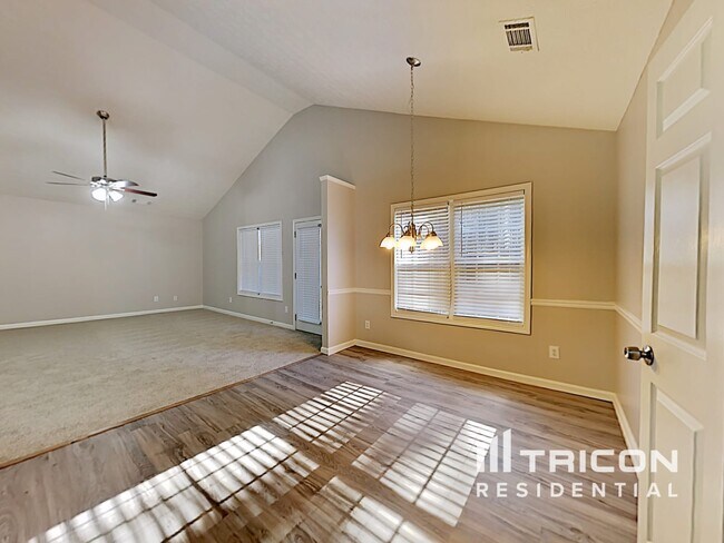 Building Photo - 348 Shadowbrooke Cir SW