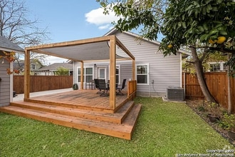 Building Photo - 626 W Lullwood Ave
