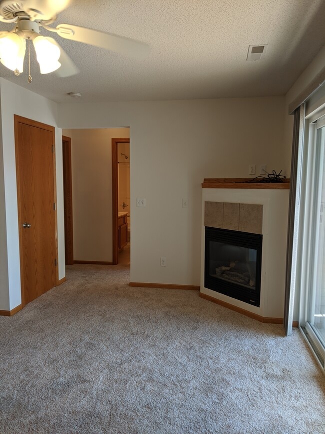 Building Photo - 1000 Duchess Dr