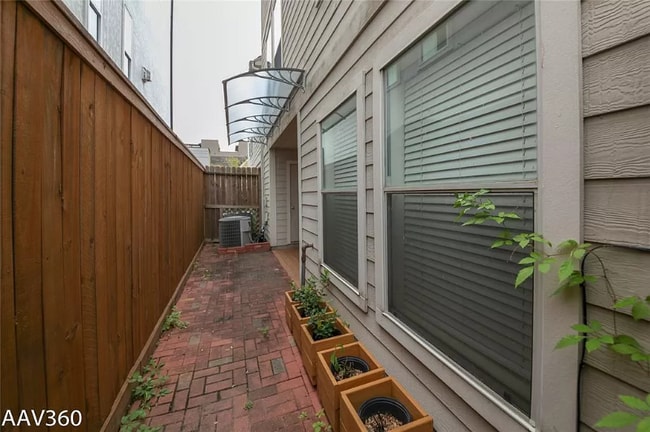 Building Photo - 1704 W Webster St