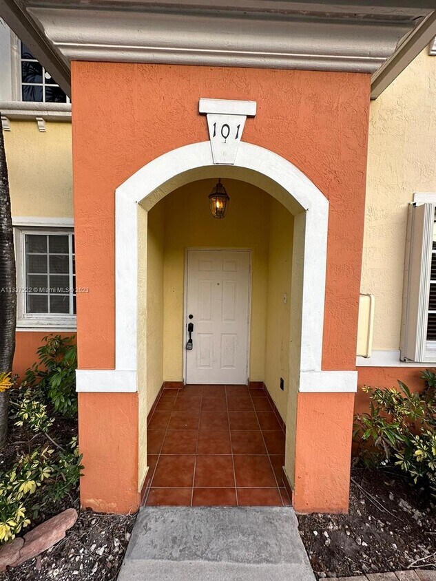 7270 NW 174th Terrace Unidad 101