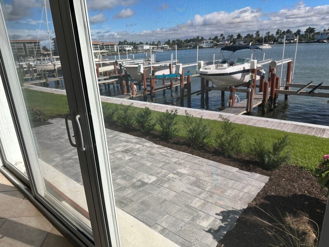 ** 1 BEDROOM UNFURNISHED RARE 1ST FLOOR CO... House Rental in Naples