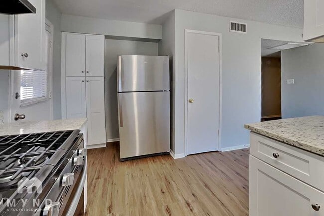 Building Photo - 10716 N Arapaho Dr