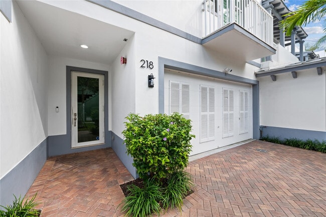 Building Photo - 218 NE 15th Ave