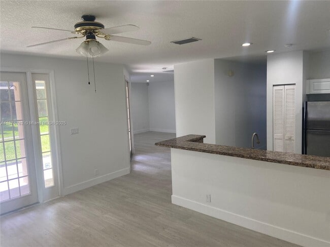 Foto del edificio - 241 E Bayridge Dr