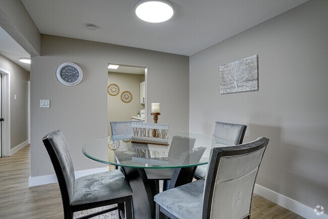 2BR, 1BA - 850SF - Dining Room - The Ridge