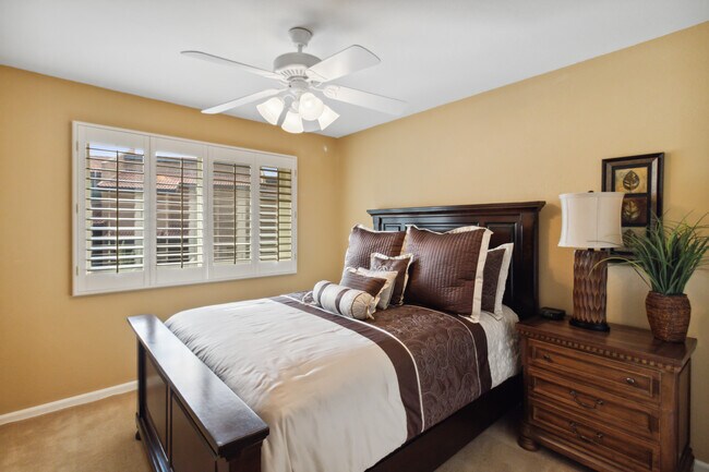 Queen bed - 7431 E Sundance Trl