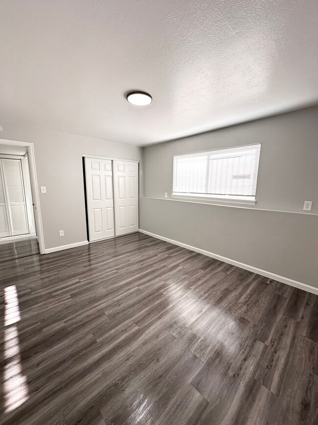 Building Photo - Beautiful one bedroom with no carpet and m...
