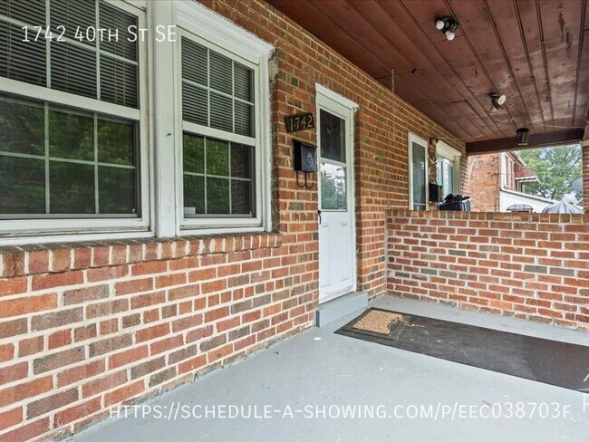 Building Photo - Vintage Townhome in with great yard space